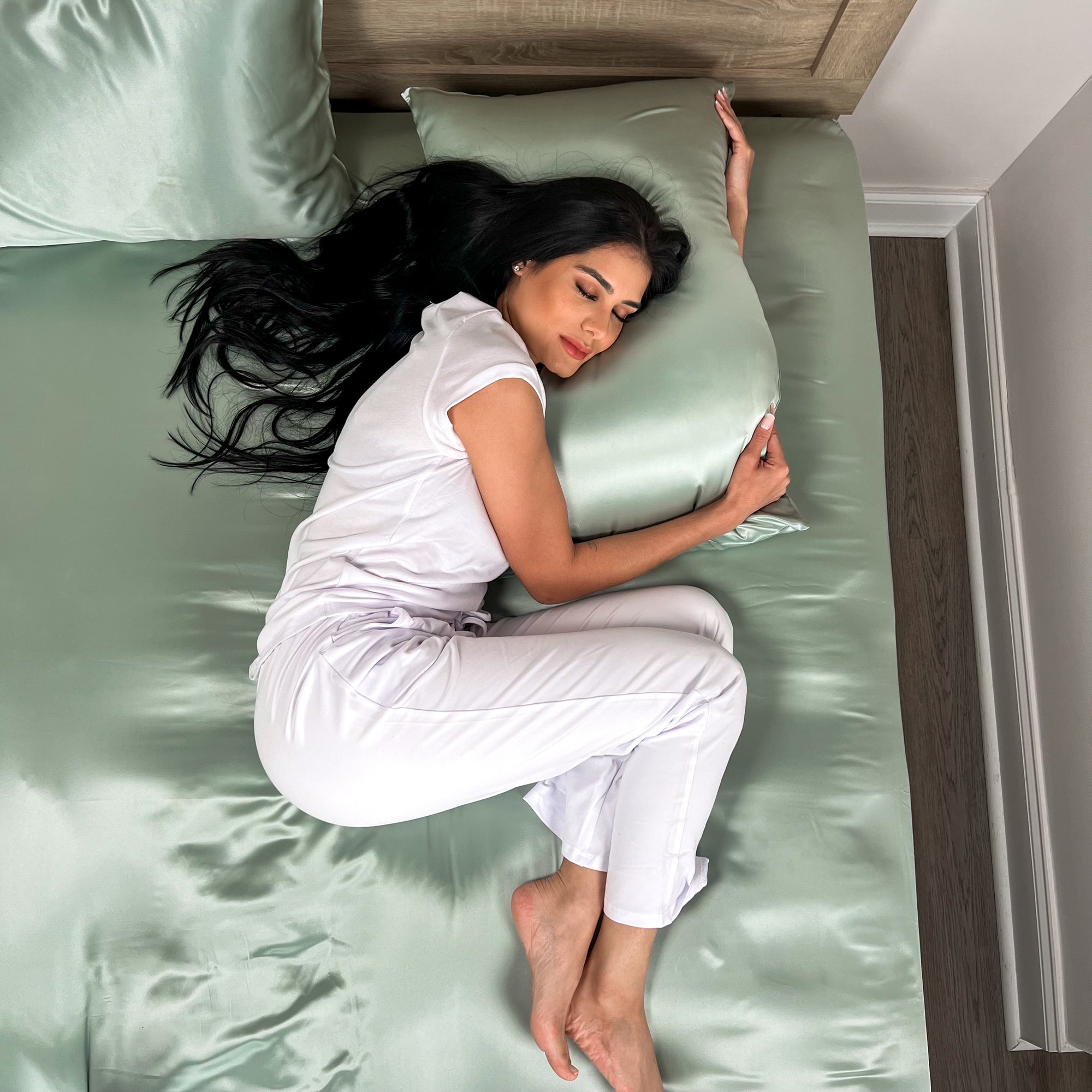 files/Mulberry_Park_Silks_-_22_Momme_Silk_Bedding_-_Fitted_Sheet_Pillowcase_-_Sage_1.jpg