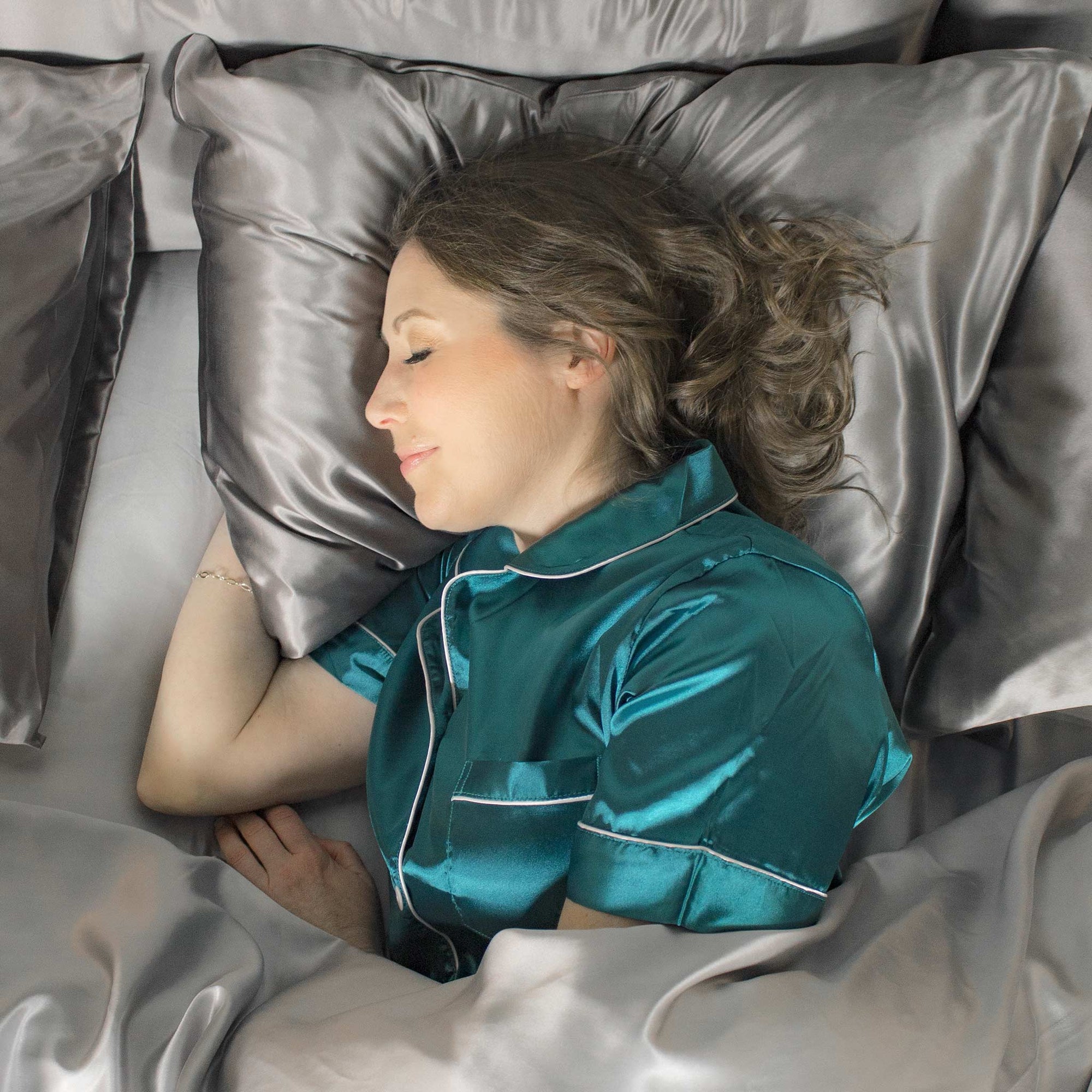 files/Mulberry_Park_Silks_Gunmetal_Grey_pure_silk_bedding_for_hair_and_skin_health.jpg